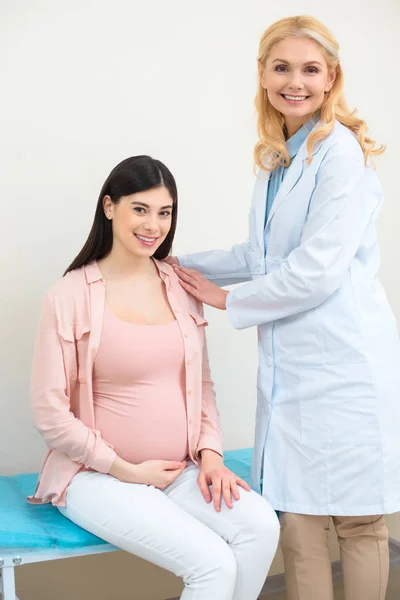 Ginecólogo obstetra y mujer embarazada en el hospital de maternidad - foto de stock