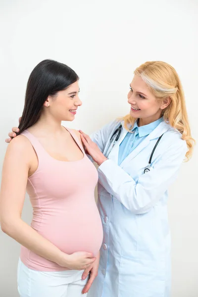 Feliz maduro obstetra ginecologista apoio mulher grávida — Fotografia de Stock