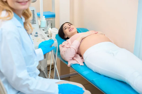 Gynécologue obstétricien et femme enceinte au bureau d'échographie — Photo de stock