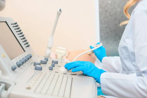 Cropped shot of obstetrician gynecologist making ultrasound examination for pregnant woman — Stock Photo