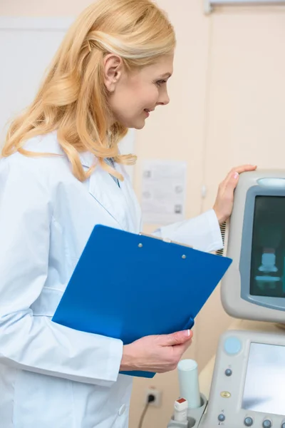 Усміхнений лікар з буфера, який торкається ультразвукового сканера — стокове фото