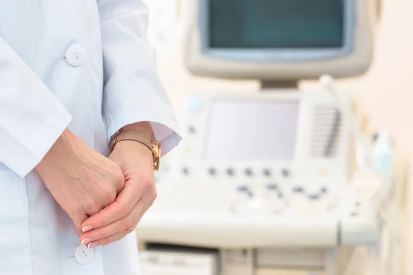 Plan recadré de gynécologue obstétricien avec scanner à ultrasons en arrière-plan — Photo de stock