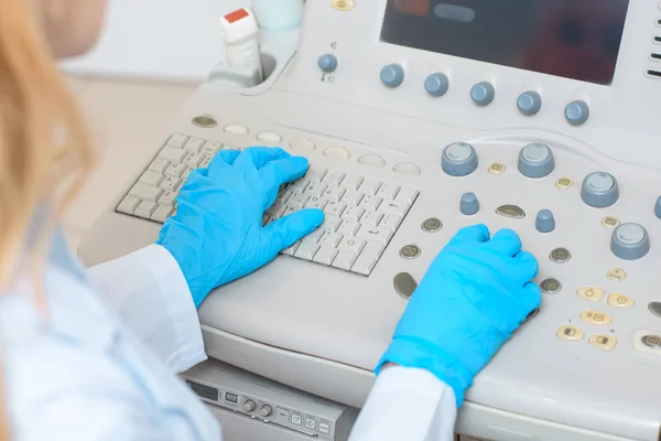 Cliché recadré de gynécologue obstétricienne dans des gants travaillant avec un scanner à ultrasons — Photo de stock