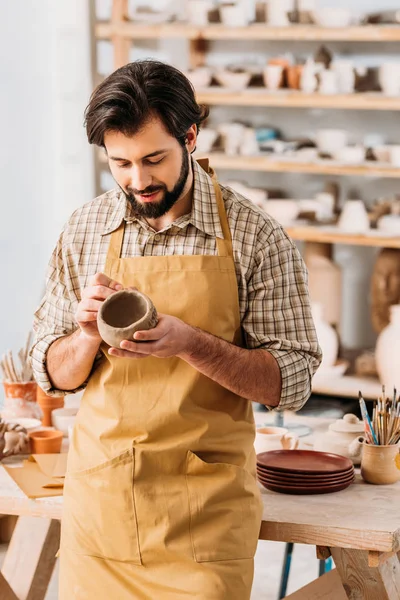 Adult man making ceramic bowl in pottery workshop — Stock Photo
