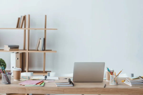 Intérieur de la chambre avec copybooks et ordinateur portable sur la table — Photo de stock