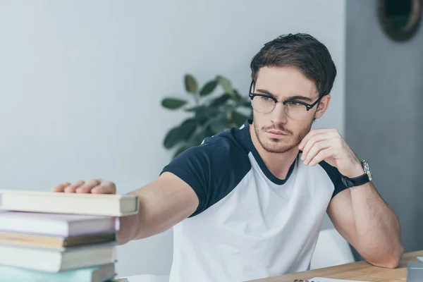 Belo estudante masculino em óculos com livros — Fotografia de Stock