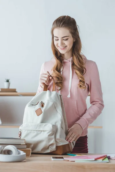 Привлекательная улыбающаяся студентка с рюкзаком — стоковое фото