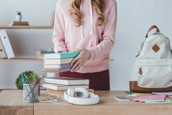 Estudante com livros — Fotografia de Stock