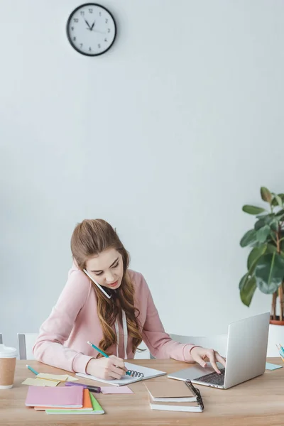 Hermoso estudiante joven estudiando y utilizando dispositivos digitales - foto de stock