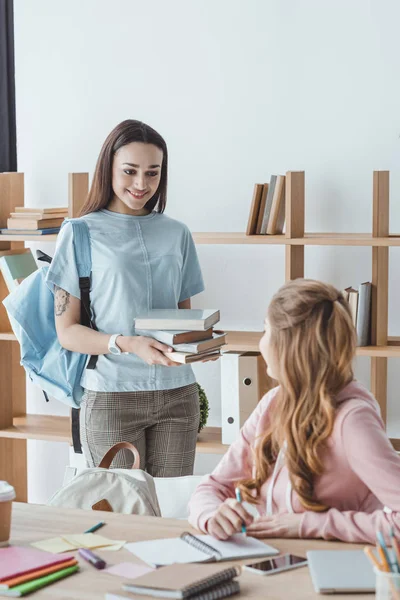 Ragazze attraenti che studiano insieme ai libri — Foto stock