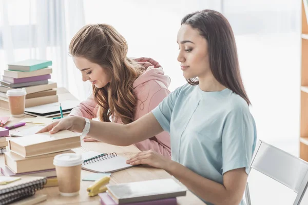 Niñas multiétnicas que estudian junto con libros - foto de stock