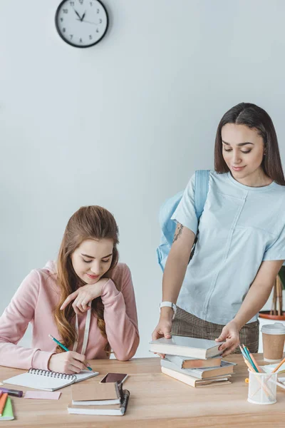 Filles multiculturelles étudiant ensemble à la table — Photo de stock