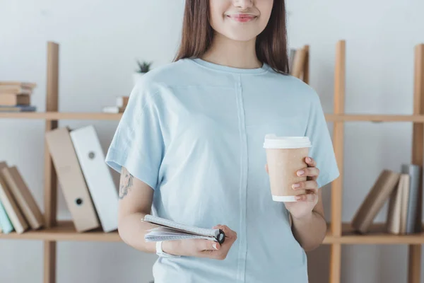 Vue recadrée de fille tenant copybook et café à emporter — Photo de stock