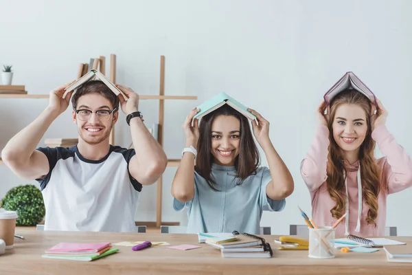 Estudiantes con libros - foto de stock