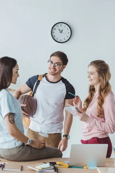 Jóvenes estudiantes multiculturales hablando juntos - foto de stock