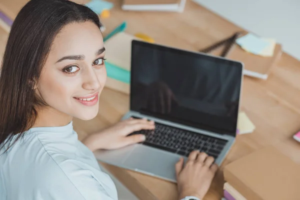 Étudier avec un ordinateur portable — Photo de stock