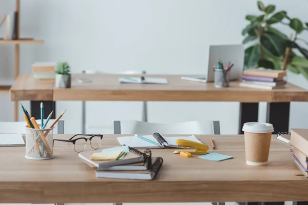 Intérieur de la salle de classe avec copybooks et tasse de café sur les tables — Stock Photo