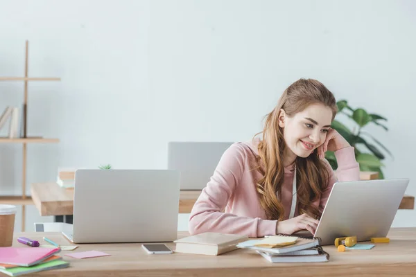 Lächelnde blonde Studentin lernt mit Laptop im Computerkurs — Stockfoto