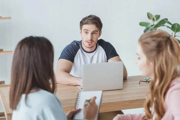 Giovani studenti che studiano insieme al computer portatile — Foto stock