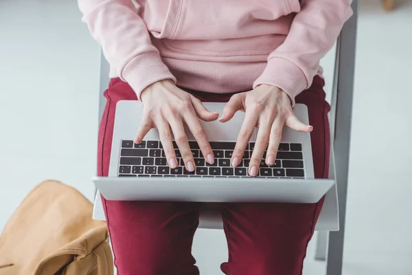 Vista ritagliata di studente femminile digitando sul computer portatile — Foto stock