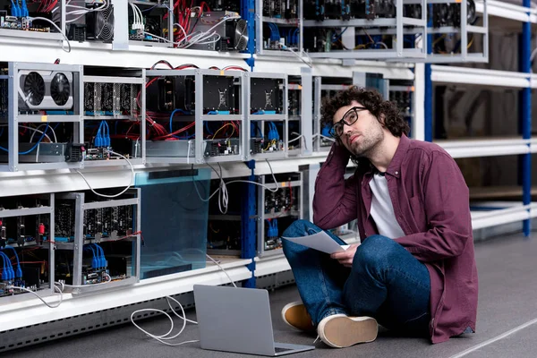 Joven ingeniero informático en la granja minera Etereum - foto de stock