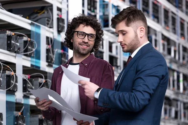 Exitoso empresario e ingeniero informático trabajando juntos en la granja minera Etereum — Stock Photo