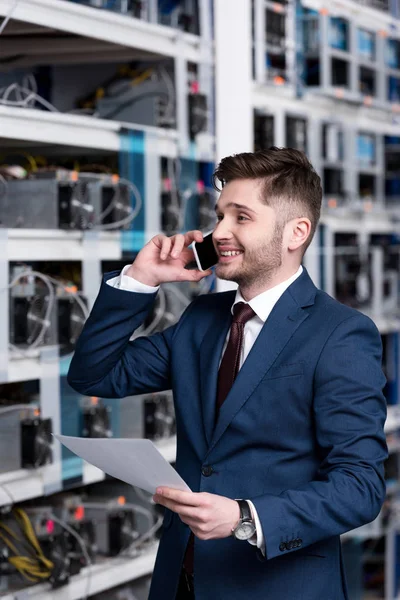 Glücklicher junger Geschäftsmann telefoniert auf dem Bergbaubetrieb von Ethereum — Stockfoto