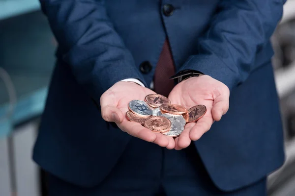 Обрізаний знімок бізнесмен з купи bitcoins в руках — стокове фото