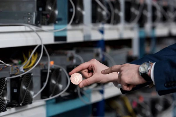 Plan recadré de l'homme d'affaires pointant vers Bitcoin à la ferme minière crypto-monnaie — Stock Photo