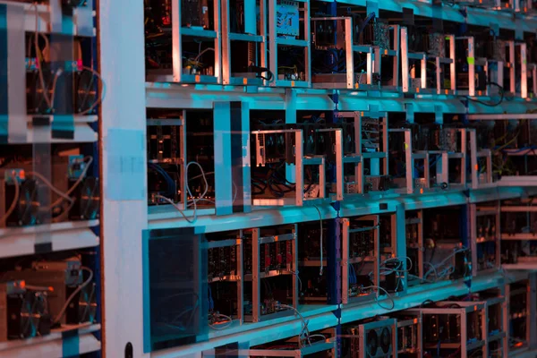 Shelves with graphic cards at cryptocurrency mining farm — Stock Photo