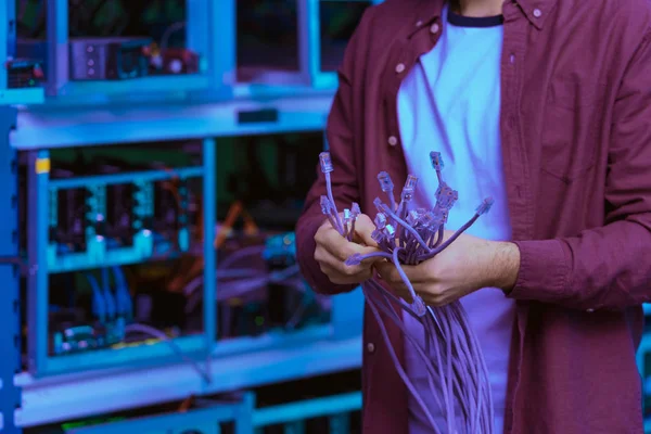 Disparo recortado de ingeniero informático con alambres de Ethernet en la granja minera Etereum - foto de stock