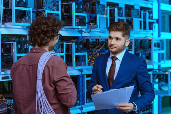 Bonito empresário e engenheiro de computação trabalhando juntos na fazenda de mineração criptomoeda — Stock Photo