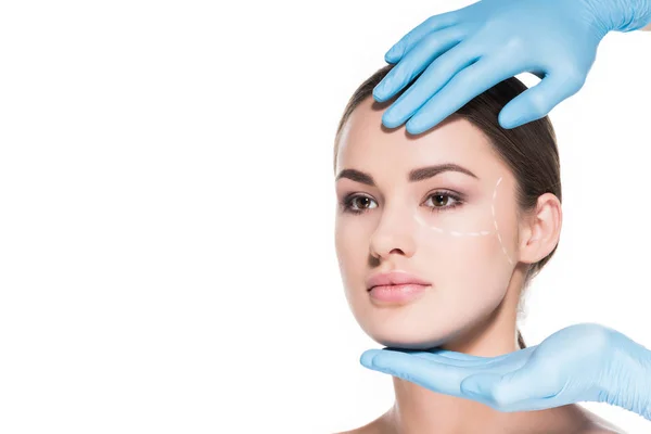 Лікар торкається обличчя жінки з пунктирною лінією для пластичної хірургії ізольовані на білому — стокове фото