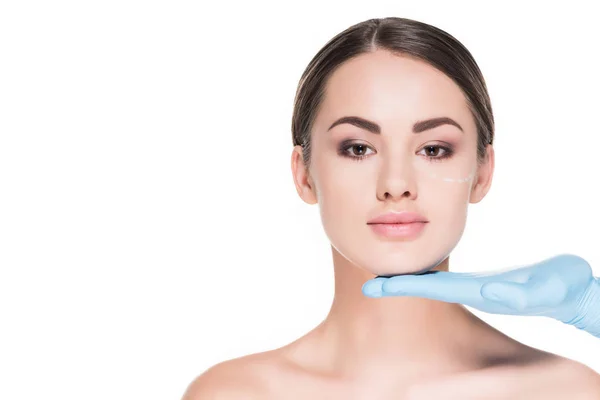 Médecin toucher le visage de la femme attrayante avec ligne pointillée pour la chirurgie plastique isolé sur blanc — Photo de stock