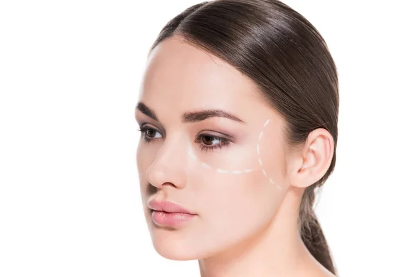 Jolie jeune femme avec ligne pointillée dessinée sur le visage pour la chirurgie plastique isolé sur blanc — Photo de stock