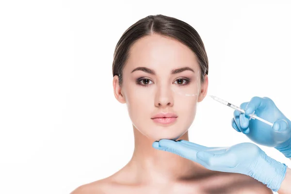 Inyección recortada de médico haciendo inyección de belleza para mujer atractiva aislada en blanco - foto de stock