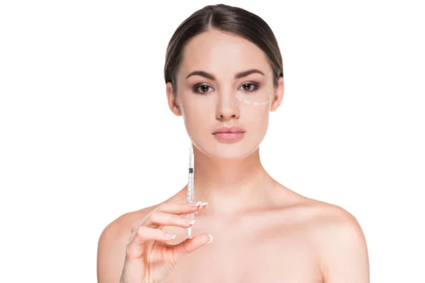 Schöne junge Frau mit gepunktetem Strich im Gesicht für plastische Chirurgie hält Spritze isoliert auf weiß gezeichnet — Stockfoto