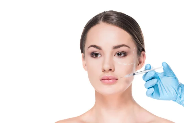 Bella giovane donna con linea tratteggiata disegnata sul viso per la chirurgia plastica prendendo iniezione di bellezza isolata su bianco — Foto stock