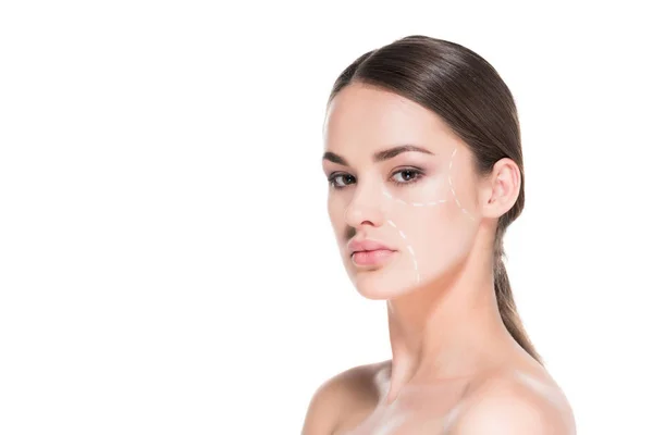 Jolie jeune femme avec ligne pointillée dessinée sur le visage pour la chirurgie plastique isolé sur blanc — Photo de stock