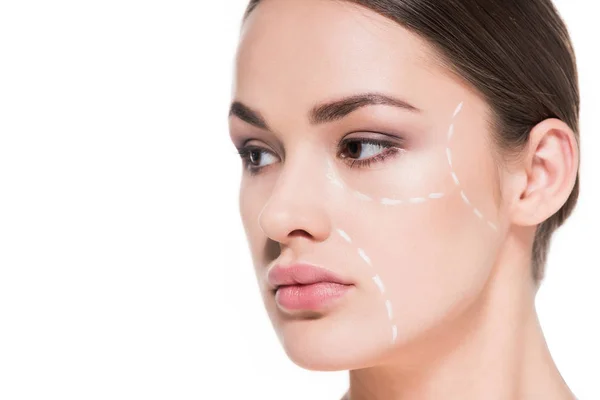 Belle jeune femme avec ligne pointillée dessinée sur le visage pour la chirurgie plastique isolé sur blanc — Photo de stock