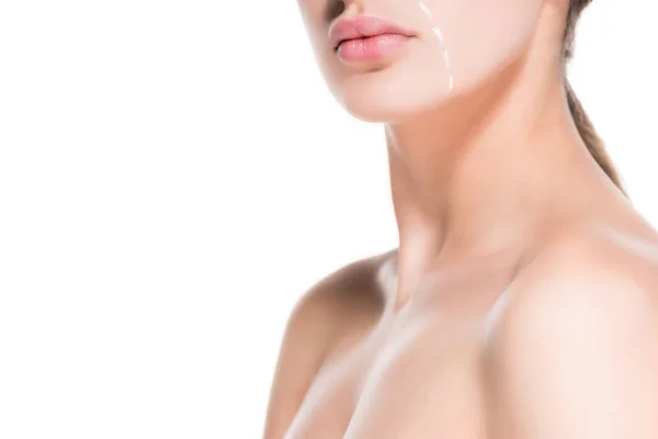 Tiro recortado de mujer joven con la línea de puntos dibujada en la cara para la cirugía plástica aislada en blanco - foto de stock