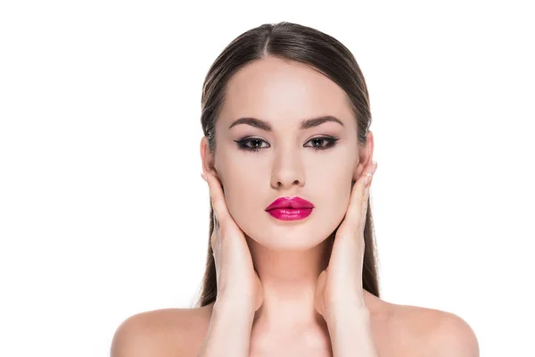 Bella giovane donna con i capelli lunghi guardando la fotocamera isolata su bianco — Foto stock