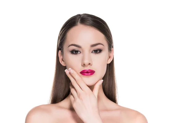 Bella giovane donna toccando il mento e guardando la fotocamera isolata su bianco — Foto stock