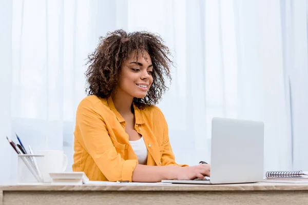 Bela jovem mulher trabalhando com laptop no escritório — Fotografia de Stock