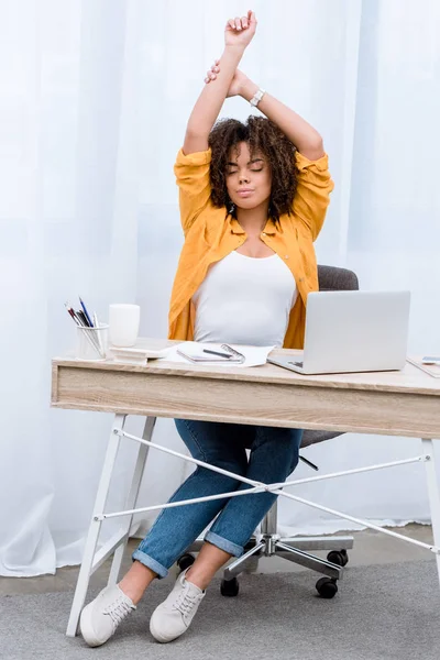 Втомилася молода жінка розтягується на робочому місці — стокове фото