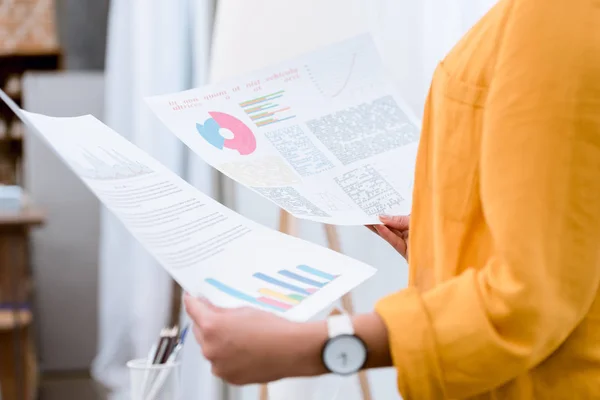 Plan recadré de femme avec des papiers d'affaires avec des graphiques — Photo de stock