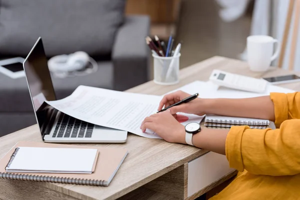 Schnappschuss einer Frau, die am Arbeitsplatz mit Dokumenten arbeitet — Stockfoto