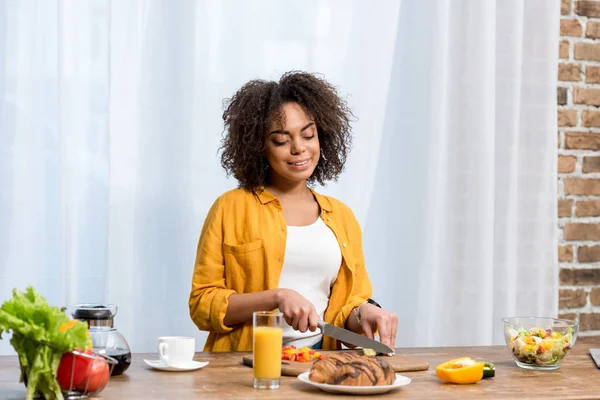 Attraktive lächelnde Frau, die Gemüse für Salat schneidet — Stockfoto