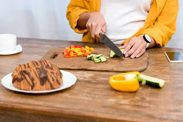 Cropped shot of woman slicing vegetables for salad — Stock Photo