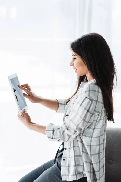 Menina americana muito africana usando tablet digital — Fotografia de Stock